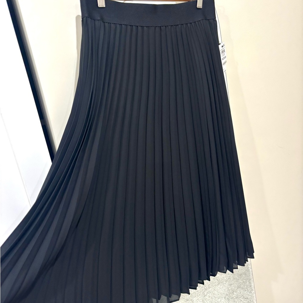 I.N.C. International Concepts
Women's Pleated Midi Skirt Medium NWT - Picture 4 of 6